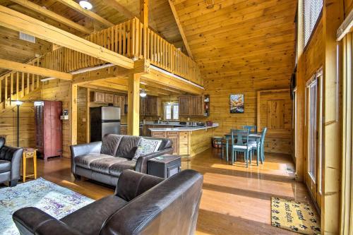 Comfortable Log Home about 4 Miles to Shenandoah River - image 2