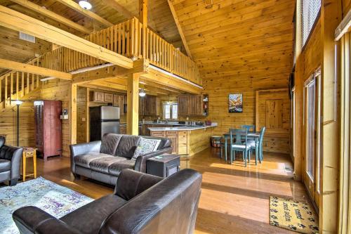 Comfortable Log Home about 4 Mi to Shenandoah River!