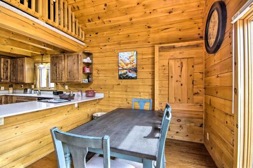 Comfortable Log Home about 4 Mi to Shenandoah River!