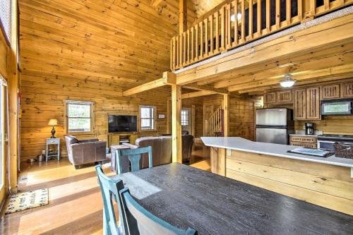 Cozy Log Home Centrally Located and Pet Friendly! in New Market, USA