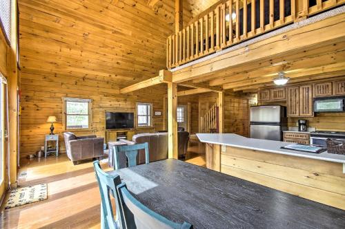 Comfortable Log Home about 4 Mi to Shenandoah River!