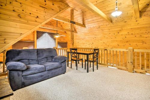 Comfortable Log Home about 4 Mi to Shenandoah River!