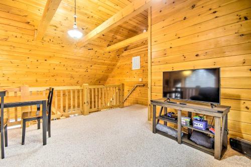 Comfortable Log Home about 4 Mi to Shenandoah River!