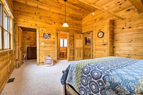 Comfortable Log Home about 4 Mi to Shenandoah River!