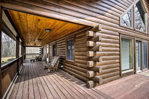 Comfortable Log Home about 4 Mi to Shenandoah River!