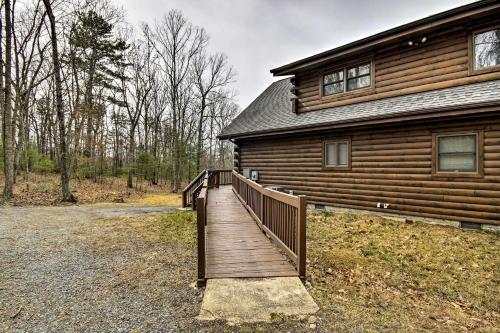 Comfortable Log Home about 4 Mi to Shenandoah River!