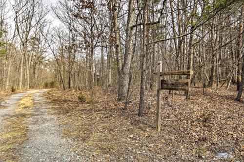 Comfortable Log Home about 4 Mi to Shenandoah River!