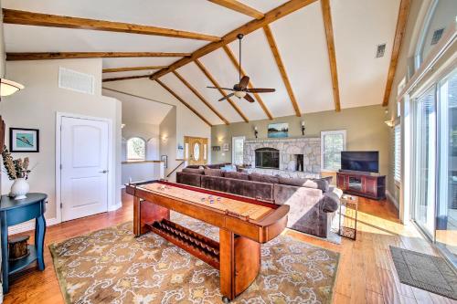Mountain Gem with Game Room, 5 Mi to Lake Arrowhead! in Lake Arrowhead, USA