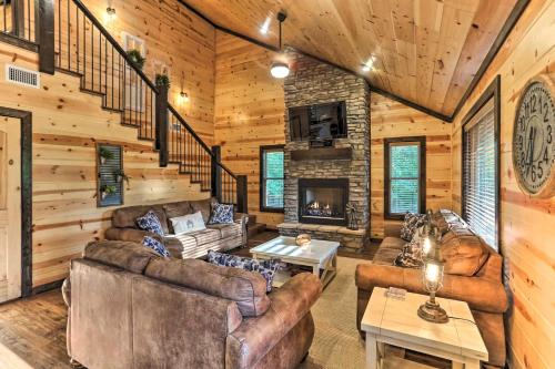 Luxe Family Ties Home with Hot Tub Fireplace - main image