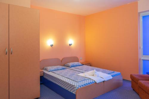 4 twin beds, 2 futon beds