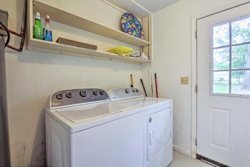 Cozy Studio with Yard, 6 Mi to Dwtn Beaufort!