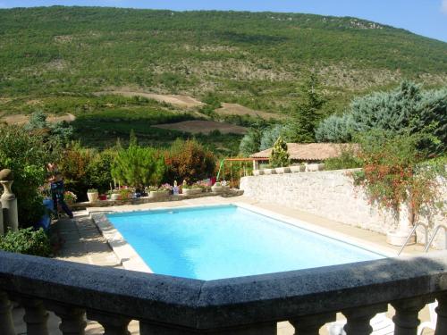 Charmante maison de vacances à La Roche-sur-le-Buis avec piscine gîte à louer Les Preyrauds