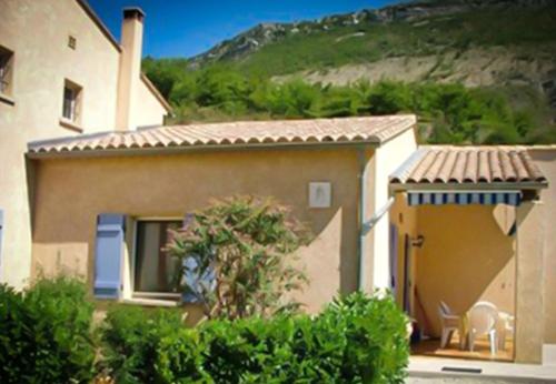 Maison de 2 chambres avec piscine partagee jardin amenage et wifi a La Roche sur le Buis - Location saisonnière - La Roche-sur-le-Buis