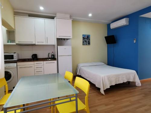 1 double bed, 2 twin beds