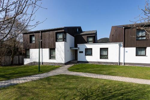 Maurers Schlierseetraum 1 hochwertige Erdgeschosswohnung mit allen Raffinessen erfreut sich auch Urlauber idealerweise für Paar mit Kindern geeignet und Vierbeiner Dank des tollen Zauns auf der Terrasse stylisch und edel von der Ausstattung mit 64 qm