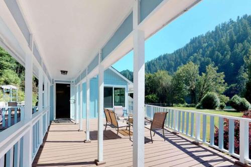 Umpqua River front Paradise - image 5