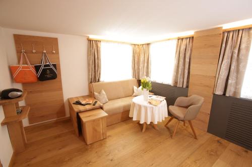 Double or Twin Room with Mountain View