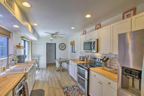 Lovely Mountain-View Getaway with Pool and Spa Access! - image 5
