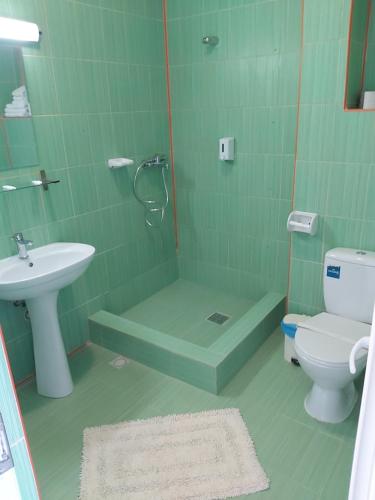 1 double bed, 1 twin bed