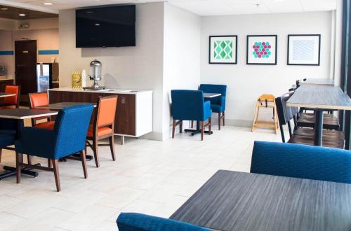 餐飲選擇, Holiday Inn Express Atl West (I-20) Dville Area By IHG in 巴爾哈柏 (GA)