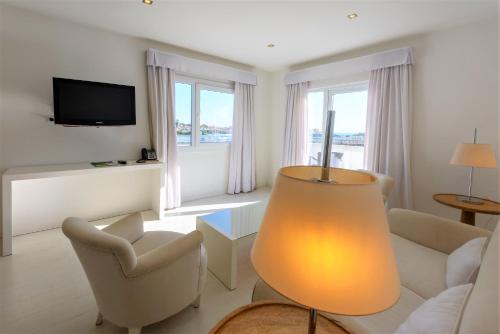 One-Bedroom Apartment image 8