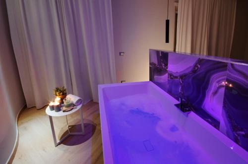 Double Room with Spa Bath image 6