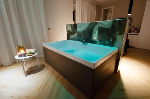Double Room with Spa Bath image 4