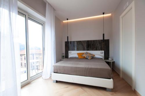 Triple Room with Balcony image 7