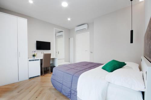 Double Room with Balcony image 8