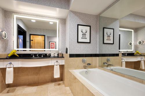 Corner King Room with View image 6