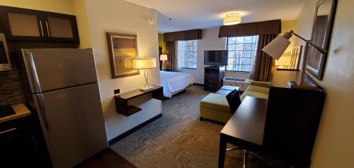 1 queen bed, 1 sofa bed
