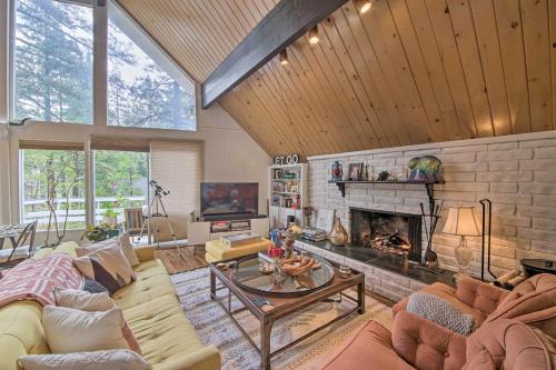 Lake Arrowhead A-Frame House with Private Hot Tub! in Lake Arrowhead, USA