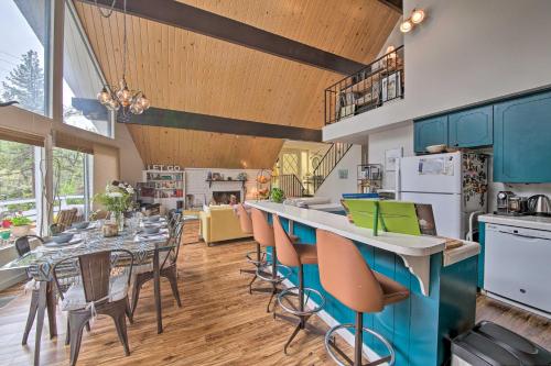 Lake Arrowhead A-Frame House with Private Hot Tub! in Lake Arrowhead, USA
