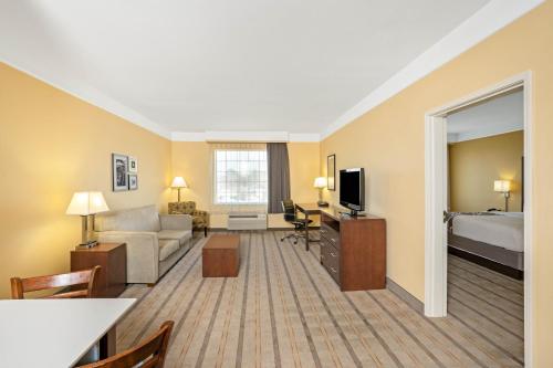 La Quinta Inn & Suites by Wyndham Houston Nw Beltway 8 / West Rd - image 5