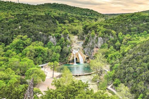 Rustic Davis Cabin Less Than half Mile to Turner Falls!