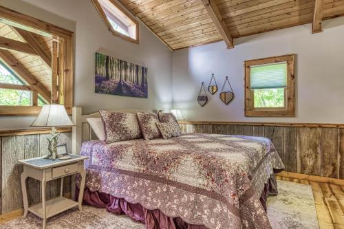 Afternoon Delight 1 Bedroom Cabin Rental between Gatlinburg and Pigeon Forge Great Couple getaway