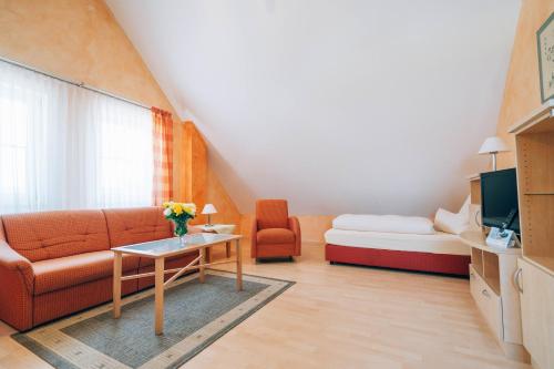 1 queen bed, 1 sofa bed