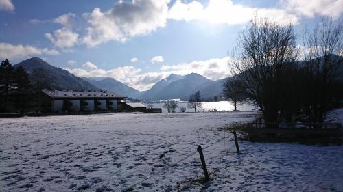 Maurers Schlierseetraum 1 hochwertige Erdgeschosswohnung mit allen Raffinessen erfreut sich auch Urlauber idealerweise für Paar mit Kindern geeignet und Vierbeiner Dank des tollen Zauns auf der Terrasse stylisch und edel von der Ausstattung mit 64 qm