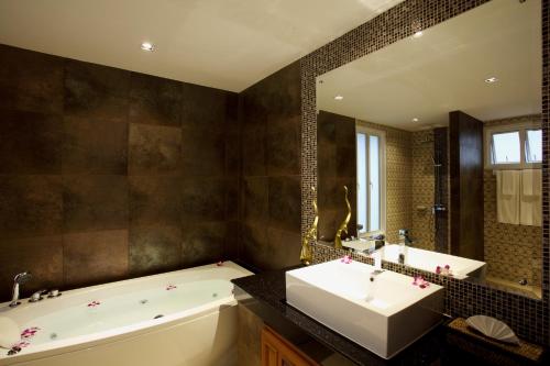 room detail thumbnail 2