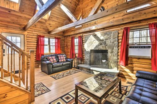 B&B Pleasant Mount - Secluded Pleasant Mount Cabin with Deck and Fireplace! - Bed and Breakfast Pleasant Mount