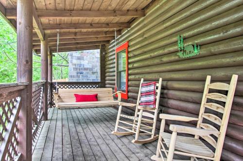 Cabin with Hot Tub and Game Room Less Than 7 Mi to Main Strip!