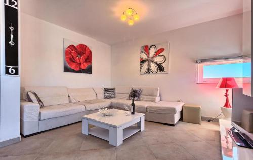 Luxury Apartment Black&White with Pool - image 3