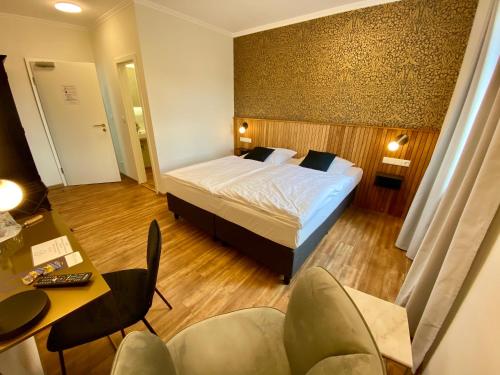 1 queen bed, 1 sofa bed
