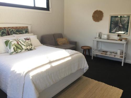Shellharbour City Center Eternity 141 - Room with private bathroom, balcony bed & breakfast