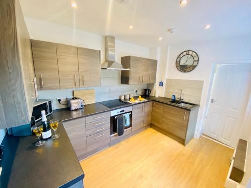 Cannock House ~ 4 Bedrooms All With Ensuite., , Staffordshire