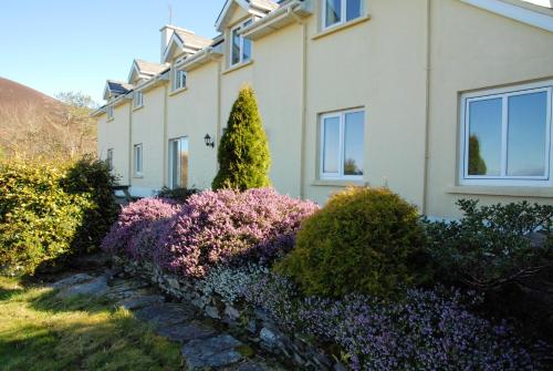 . 5 bedrooms house at Co Kerry 500 m away from the beach with sea view enclosed garden and wifi
