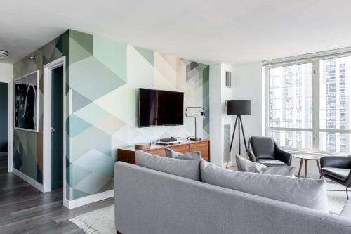 Luxe Mag Mile 2BR with City View by Zencity - main image