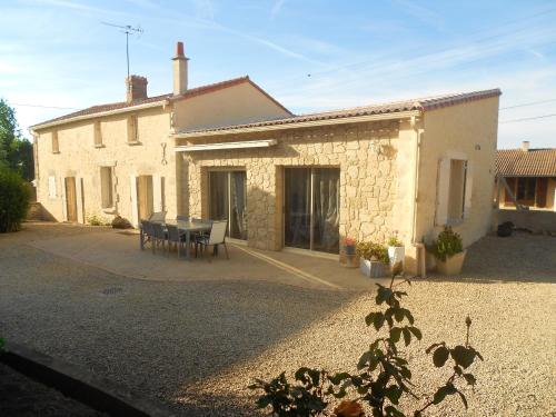 Maison de 4 chambres a Taize avec jardin clos et WiFi gîte à louer Maulais
