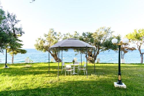 Dārzs, Villa Filoxenia - by the sea - up to 12 guests in Kato Rodini (Akhaia)