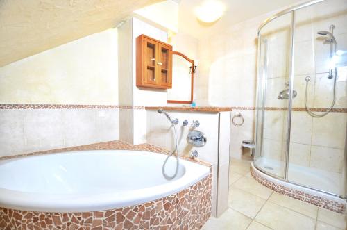 W-Apartments - Spacious Parking, EV-Station & Private Outdoor Area with Playground in Offenburg, Deutschland